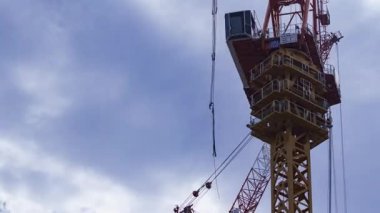 Yapım aşamasında hareket halindeki vinç ve bulut zamanı. Yüksek kalite 4K görüntü. Shibuya bölgesi Tokyo 09.29.2025