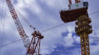 Yapım aşamasında hareket halindeki vinç ve bulut zamanı. Yüksek kalite 4K görüntü. Shibuya bölgesi Tokyo 09.29.2025