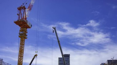 Yapım aşamasında hareket halindeki vinç ve bulut zamanı. Yüksek kalite 4K görüntü. Shibuya bölgesi Tokyo 09.29.2025