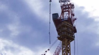 Yapım aşamasında hareket halindeki vinç ve bulut zamanı. Yüksek kalite 4K görüntü. Shibuya bölgesi Tokyo 09.29.2025