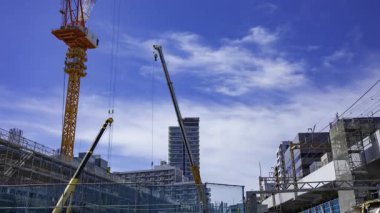 Yapım aşamasında hareket halindeki vinç ve bulut zamanı. Yüksek kalite 4K görüntü. Shibuya bölgesi Tokyo 09.29.2025