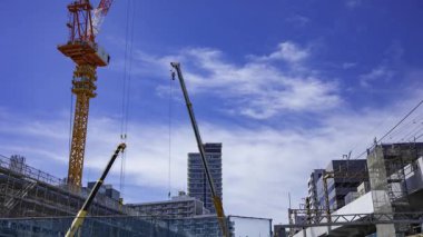 Yapım aşamasında hareket halindeki vinç ve bulut zamanı. Yüksek kalite 4K görüntü. Shibuya bölgesi Tokyo 09.29.2025
