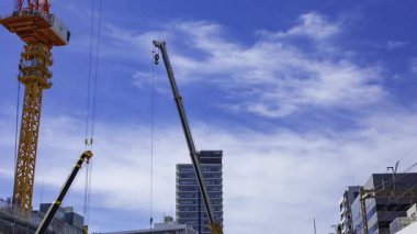 Yapım aşamasında hareket halindeki vinç ve bulut zamanı. Yüksek kalite 4K görüntü. Shibuya bölgesi Tokyo 09.29.2025