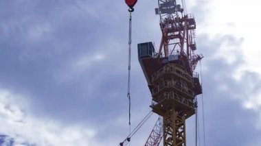 Yapım aşamasında hareket halindeki vinç ve bulut zamanı. Yüksek kalite 4K görüntü. Shibuya bölgesi Tokyo 09.29.2025