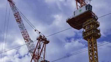 Yapım aşamasında hareket halindeki vinç ve bulut zamanı. Yüksek kalite 4K görüntü. Shibuya bölgesi Tokyo 09.29.2025