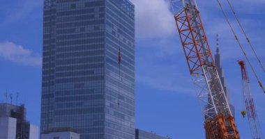 Shinjuku istasyonunun önündeki inşaat halindeki vinçler hareket ediyor. Yüksek kalite 4K görüntü. Shinjuku bölgesi Tokyo 07.18.2025 Tokyo 'nun merkezidir.. 