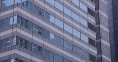 Shinjuku 'nun karlı gününde bir şehir manzarası. Yüksek kalite 4K görüntü. Shinjuku Bölgesi Nishishinjuku Tokyo Japonya 02.05.2024 Tokyo 'nun merkezidir.. 