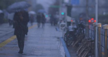 Shinjuku 'nun karlı gününde el kamerasıyla gezen insanlar. Yüksek kalite 4K görüntü. Shinjuku Bölgesi Nishishinjuku Tokyo Japonya 02.05.2024 Tokyo 'da bir iş kasabasıdır. Burası ortaçağ.