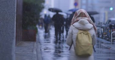 Shinjuku 'nun karlı gününde el kamerasıyla gezen insanlar. Yüksek kalite 4K görüntü. Shinjuku Bölgesi Nishishinjuku Tokyo Japonya 02.05.2024 Tokyo 'da bir iş kasabasıdır. Burası ortaçağ.