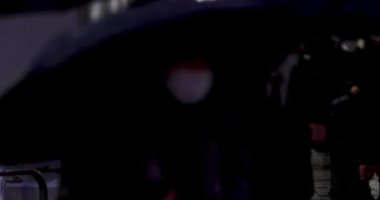 Shinjuku 'daki iş kasabasında geceleri el kamerasıyla gezen insanlar. Yüksek kalite 4K görüntü. Shinjuku Bölgesi Nishishinjuku Tokyo Japonya 02.05.2024 Tokyo 'da bir iş kasabasıdır. Merkezde.