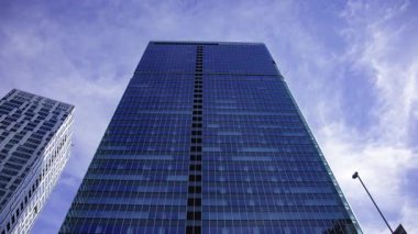 Shibuya Tokyo 'daki binayı yansıtan bir bulut zaman çizelgesi. Yüksek kalite 4K görüntü. Shibuya bölgesi Tokyo 10.02.2025