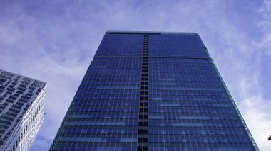 Shibuya Tokyo 'daki binayı yansıtan bir bulut zaman çizelgesi. Yüksek kalite 4K görüntü. Shibuya bölgesi Tokyo 10.02.2025