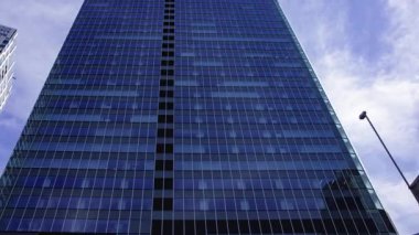 Shibuya Tokyo 'daki binayı yansıtan bir bulut zaman çizelgesi. Yüksek kalite 4K görüntü. Shibuya bölgesi Tokyo 10.02.2025