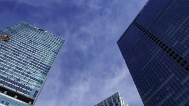 Shibuya Tokyo 'daki binayı yansıtan bir bulut zaman çizelgesi. Yüksek kalite 4K görüntü. Shibuya bölgesi Tokyo 10.02.2025