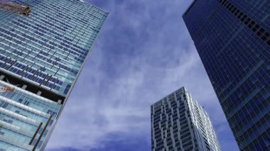 Shibuya Tokyo 'daki binayı yansıtan bir bulut zaman çizelgesi. Yüksek kalite 4K görüntü. Shibuya bölgesi Tokyo 10.02.2025