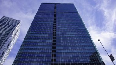 Shibuya Tokyo 'daki binayı yansıtan bir bulut zaman çizelgesi. Yüksek kalite 4K görüntü. Shibuya bölgesi Tokyo 10.02.2025