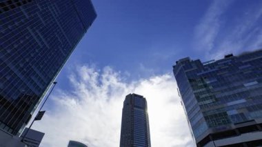 Shibuya Tokyo 'daki binayı yansıtan bir bulut zaman çizelgesi. Yüksek kalite 4K görüntü. Shibuya bölgesi Tokyo 10.02.2025