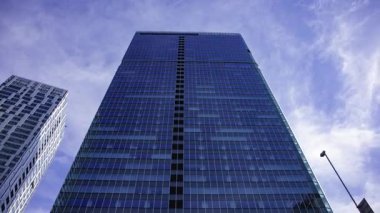 Shibuya Tokyo 'daki binayı yansıtan bir bulut zaman çizelgesi. Yüksek kalite 4K görüntü. Shibuya bölgesi Tokyo 10.02.2025