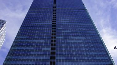 Shibuya Tokyo 'daki binayı yansıtan bir bulut zaman çizelgesi. Yüksek kalite 4K görüntü. Shibuya bölgesi Tokyo 10.02.2025