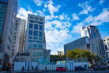 İnşaat halindeki endüstriyel vincin fotoğrafı. Yüksek kalite fotoğraf. Minato bölgesi Aoyama Tokyo Japonya 10.23.2025