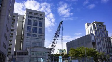 Tokyo 'da yapım aşamasındaki vinçlerin zaman çizelgesi. Yüksek kalite 4K görüntü. Minato bölgesi Aoyama Tokyo Japonya 10.23.2025