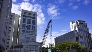 Tokyo 'da yapım aşamasındaki vinçlerin zaman çizelgesi. Yüksek kalite 4K görüntü. Minato bölgesi Aoyama Tokyo Japonya 10.23.2025