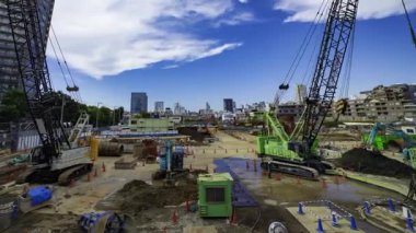 Tokyo 'da yapım aşamasındaki vinçlerin zaman çizelgesi. Yüksek kalite 4K görüntü. Minato bölgesi Aoyama Tokyo Japonya 10.23.2025