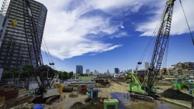 Tokyo 'da yapım aşamasındaki vinçlerin zaman çizelgesi. Yüksek kalite 4K görüntü. Minato bölgesi Aoyama Tokyo Japonya 10.23.2025