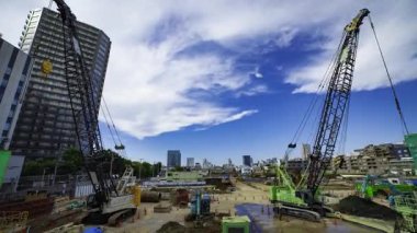 Tokyo 'da yapım aşamasındaki vinçlerin zaman çizelgesi. Yüksek kalite 4K görüntü. Minato bölgesi Aoyama Tokyo Japonya 10.23.2025