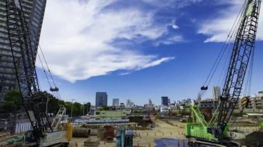 Tokyo 'da yapım aşamasındaki vinçlerin zaman çizelgesi. Yüksek kalite 4K görüntü. Minato bölgesi Aoyama Tokyo Japonya 10.23.2025