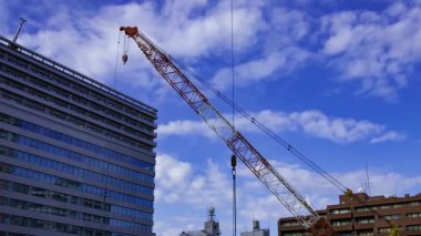 Tokyo 'da yapım aşamasındaki vinçlerin zaman çizelgesi. Yüksek kalite 4K görüntü. Shibuya Bölgesi Tokyo Japonya 10.23.2025