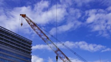 Tokyo 'da yapım aşamasındaki vinçlerin zaman çizelgesi. Yüksek kalite 4K görüntü. Shibuya Bölgesi Tokyo Japonya 10.23.2025