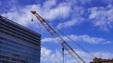 Tokyo 'da yapım aşamasındaki vinçlerin zaman çizelgesi. Yüksek kalite 4K görüntü. Shibuya Bölgesi Tokyo Japonya 10.23.2025