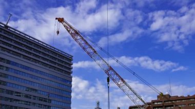 Tokyo 'da yapım aşamasındaki vinçlerin zaman çizelgesi. Yüksek kalite 4K görüntü. Shibuya Bölgesi Tokyo Japonya 10.23.2025