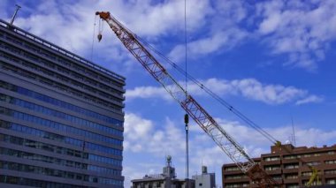 Tokyo 'da yapım aşamasındaki vinçlerin zaman çizelgesi. Yüksek kalite 4K görüntü. Shibuya Bölgesi Tokyo Japonya 10.23.2025