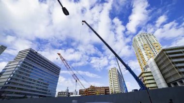 Tokyo 'da yapım aşamasındaki vinçlerin zaman çizelgesi. Yüksek kalite 4K görüntü. Shibuya Bölgesi Tokyo Japonya 10.23.2025