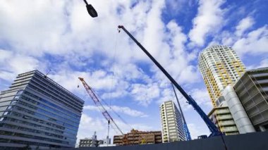 Tokyo 'da yapım aşamasındaki vinçlerin zaman çizelgesi. Yüksek kalite 4K görüntü. Shibuya Bölgesi Tokyo Japonya 10.23.2025