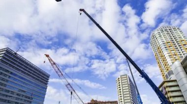 Tokyo 'da yapım aşamasındaki vinçlerin zaman çizelgesi. Yüksek kalite 4K görüntü. Shibuya Bölgesi Tokyo Japonya 10.23.2025