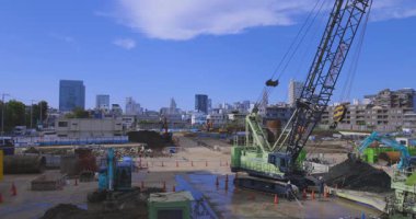 Tokyo 'da yapım aşamasında olan hareket halindeki vinçlerin şehri. Yüksek kalite 4K görüntü. Minato bölgesi Aoyama Tokyo Japonya 10.23.2025