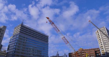 Tokyo 'da yapım aşamasında olan hareket halindeki vinçlerin şehri. Yüksek kalite 4K görüntü. Shibuya Bölgesi Tokyo Japonya 10.23.2025