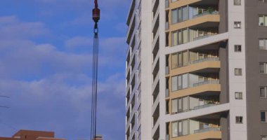 Tokyo 'da yapım aşamasında olan hareket halindeki vinçlerin şehri. Yüksek kalite 4K görüntü. Shibuya Bölgesi Tokyo Japonya 10.23.2025