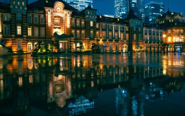 Tokyo 'daki iş kasabasındaki yağmurlu şehir sokağının gece manzarası. Yüksek kalite fotoğraf. Chiyoda bölgesi Marunouchi Tokyo 03.04.2025 Tokyo 'da bir iş kasabasıdır..