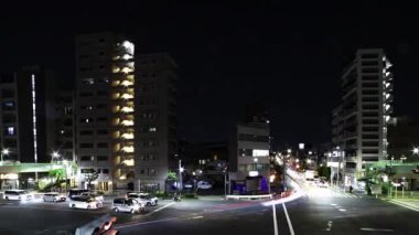 Tokyo 'da şehir merkezindeki kavşakta gece trafik sıkışıklığı. Yüksek kalite 4K görüntü. Kita bölgesi Ouji Tokyo Japonya 11.17.2025 Tokyo şehir merkezi..