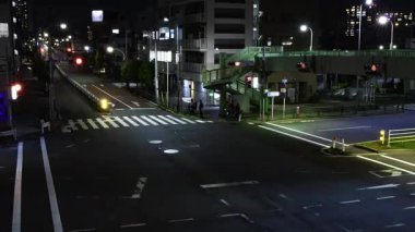 Tokyo 'da şehir merkezindeki kavşakta gece trafik sıkışıklığı. Yüksek kalite 4K görüntü. Kita bölgesi Ouji Tokyo Japonya 11.17.2025 Tokyo şehir merkezi..