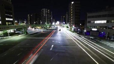 Tokyo 'da şehir merkezindeki kavşakta gece trafik sıkışıklığı. Yüksek kalite 4K görüntü. Kita bölgesi Ouji Tokyo Japonya 11.17.2025 Tokyo şehir merkezi..