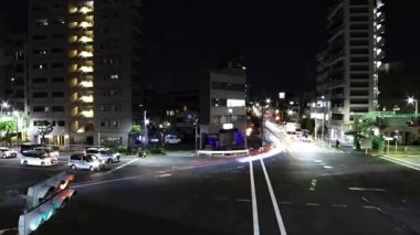 Tokyo 'da şehir merkezindeki kavşakta gece trafik sıkışıklığı. Yüksek kalite 4K görüntü. Kita bölgesi Ouji Tokyo Japonya 11.17.2025 Tokyo şehir merkezi..