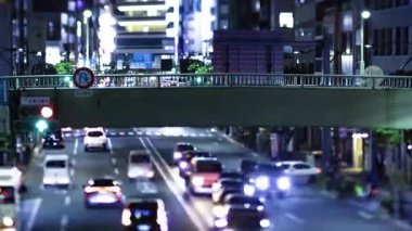Tokyo 'da şehir merkezindeki kavşakta gece trafik sıkışıklığı. Yüksek kalite 4K görüntü. Kita bölgesi Ouji Tokyo Japonya 11.17.2025 Tokyo şehir merkezi..