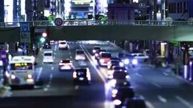 Tokyo 'da şehir merkezindeki kavşakta gece trafik sıkışıklığı. Yüksek kalite 4K görüntü. Kita bölgesi Ouji Tokyo Japonya 11.17.2025 Tokyo şehir merkezi..