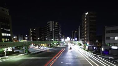 Tokyo 'da şehir merkezindeki kavşakta gece trafik sıkışıklığı. Yüksek kalite 4K görüntü. Kita bölgesi Ouji Tokyo Japonya 11.17.2025 Tokyo şehir merkezi..