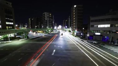 Tokyo 'da şehir merkezindeki kavşakta gece trafik sıkışıklığı. Yüksek kalite 4K görüntü. Kita bölgesi Ouji Tokyo Japonya 11.17.2025 Tokyo şehir merkezi..